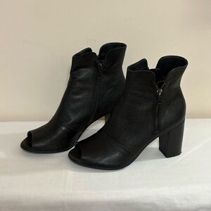 Steven by Steve Madden ‘Scripted’ Black Leather Booties size 8